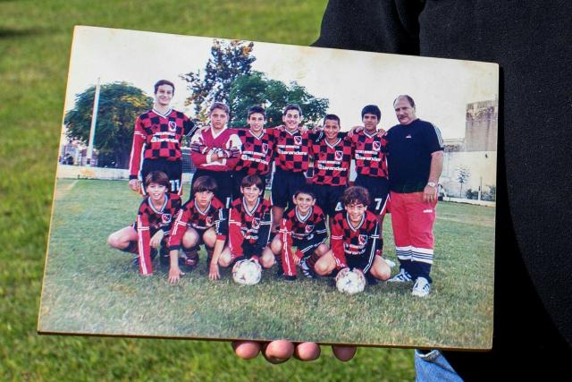 Antonio "Quique" Dominguez, former coach of Argentine footballer Lionel Messi in Newell's youth teams, shows a photo of Messi with teammates at the Malvinas Argentinas children's football school in Rosario, Santa Fe province, Argentina, on April 30, 2026. At the age of 12, Lionel Messi ended the career of his first coach. When Enrique Dominguez stopped coaching him in 1999 at the youth club Malvinas Argentinas in the city of Rosario, he resigned, saying he had "already coached the best player in the world", who could now be set to play in his sixth World Cup. (Photo by Marcelo Manera / AFP)
