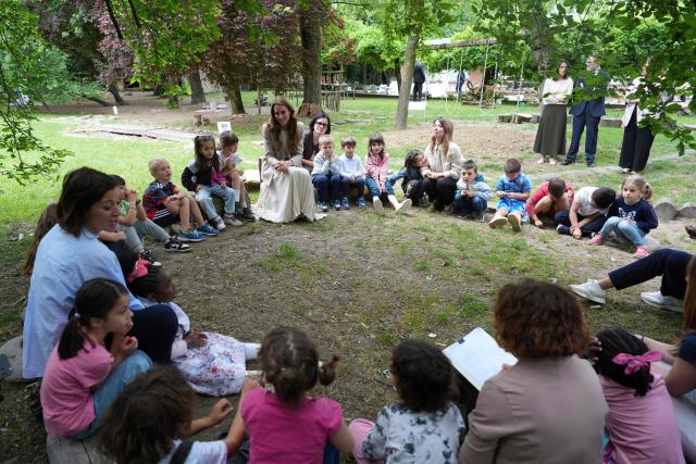 Britain's Catherine, Princess of Wales sits with children during her visits to the Salvador Allende preschool to observe how nature-based learning is embedded within the Reggio Emilia approach, part of a two-day trip, in Reggio Emilia, Italy, on May 14, 2026. Established in 1996, REMIDA is a cultural project dedicated to sustainability, creativity and the re use of industrial surplus. (Photo by Antonio Calanni / POOL / AFP)