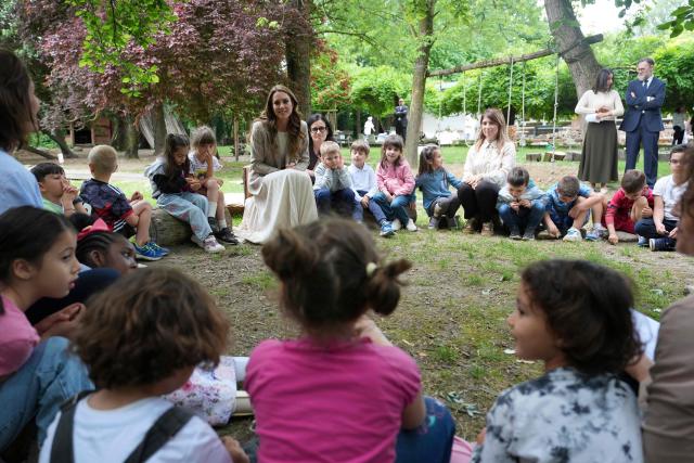 Britain's Catherine, Princess of Wales sits with children during her visits to the Salvador Allende preschool to observe how nature-based learning is embedded within the Reggio Emilia approach, part of a two-day trip, in Reggio Emilia, Italy, on May 14, 2026. Established in 1996, REMIDA is a cultural project dedicated to sustainability, creativity and the re use of industrial surplus. (Photo by Antonio Calanni / POOL / AFP)