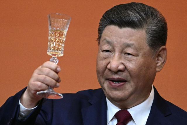 TOPSHOT - China's President Xi Jinping makes a toast during a state banquet for US President Donald Trump at the Great Hall of the People in Beijing on May 14, 2026. (Photo by Brendan SMIALOWSKI / AFP)