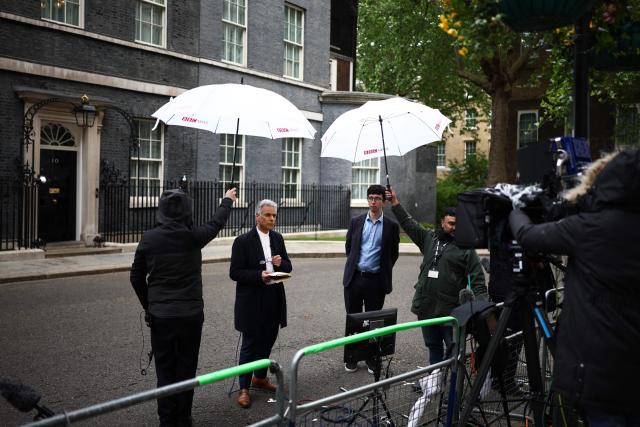 Members of the media work opposite the door to 10 Downing Street, the official residence of Britain's Prime Minister, in central London on May 14, 2026. British Prime Minister Keir Starmer's future looked increasingly uncertain on Thursday as potential challengers positioned themselves for a possible leadership contest, including popular former deputy Angela Rayner. (Photo by Henry Nicholls / AFP)
