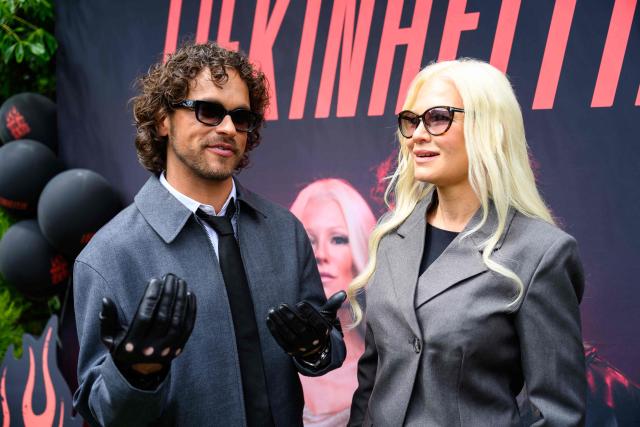 Finnish singers Linda Lampenius (R) and Pete Parkkonen, representing Finland with the song 'Liekinheitin' pose during an interview on the sidelines of the Eurovision Song Contest 2026 (ESC) in Vienna, Austria on May 14, 2026, before the second semi-final of the contest. (Photo by MAX SLOVENCIK / APA / AFP) / Austria OUT