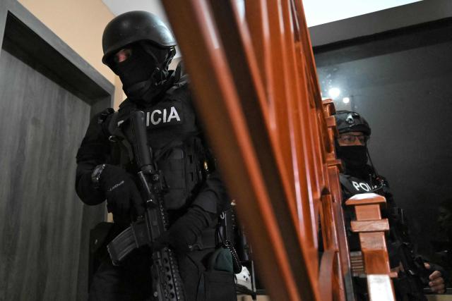 Agents take part in a police operation to arrest Eduardo Gomez, alias "Gordo Paul", carried out during a curfew imposed by President Daniel Noboa to tackle organized crime, in Quito in the early hours of May 14, 2026. Ecuador's police on May 14 captured a "dangerous" leader of Los Lobos, the country's largest drug trafficking group, in a cinematic operation led by Interior Minister Jhon Reimberg, AFP reporters witnessed. (Photo by AFP)