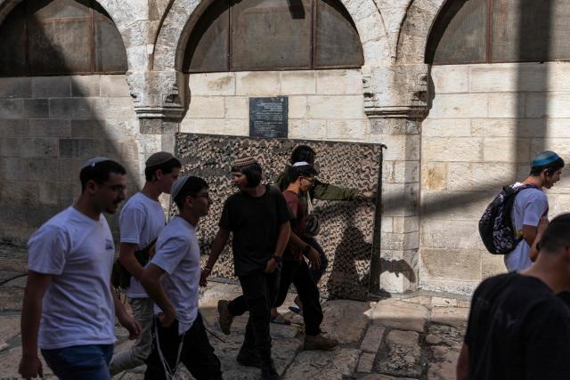 Israeli settlers walk through the old city of Jerusalem, during the Jerusalem Day parade on May 14, 2026. Every year, thousands of Israeli nationalists, many of them religious Jews, march through Jerusalem and its annexed Old City, including in predominantly Palestinian neighbourhoods, waving Israeli flags, dancing and sometimes shouting inflammatory slogans. (Photo by ilia YEFIMOVICH / AFP)