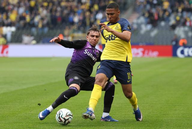 Royale Union Saint-Gilloise's Brazilian forward #11 Guilherme Smith (R) and RSC Anderlecht's Serbian forward #09 Mihajlo Cvetkovic fight for the ball during the Belgian "Croky Cup" football final match between Royale Union Saint-Gilloise and RSC Anderlecht in Brussels on May 14, 2026. (Photo by VIRGINIE LEFOUR / BELGA / AFP) / Belgium OUT