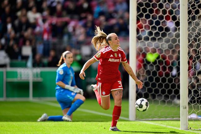 Bayern Munich's English midfielder #31 Georgia Stanway (R) celebrates after scoring the 0-1 opening goal with a penalty kick passed VfL Wolfsburg's German goalkeeper #01 Stina Johannes (L) during the Women's German Cup (DFB-Pokal) final football match between VfL Wolfsburg and FC Bayern Munich in Cologne, western Germany, on Mai 14, 2026. (Photo by INA FASSBENDER / AFP) / DFB REGULATIONS PROHIBIT ANY USE OF PHOTOGRAPHS AS IMAGE SEQUENCES AND QUASI-VIDEO.