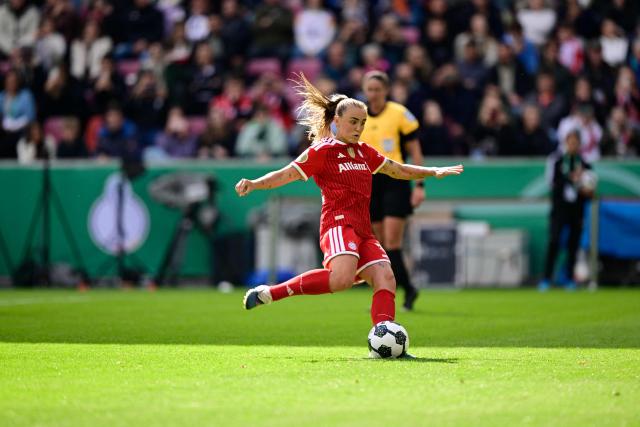 Bayern Munich's English midfielder #31 Georgia Stanway kicks the ball to score the 0-1 opening goal with a penalty kick during the Women's German Cup (DFB-Pokal) final football match between VfL Wolfsburg and FC Bayern Munich in Cologne, western Germany, on Mai 14, 2026. (Photo by INA FASSBENDER / AFP) / DFB REGULATIONS PROHIBIT ANY USE OF PHOTOGRAPHS AS IMAGE SEQUENCES AND QUASI-VIDEO.