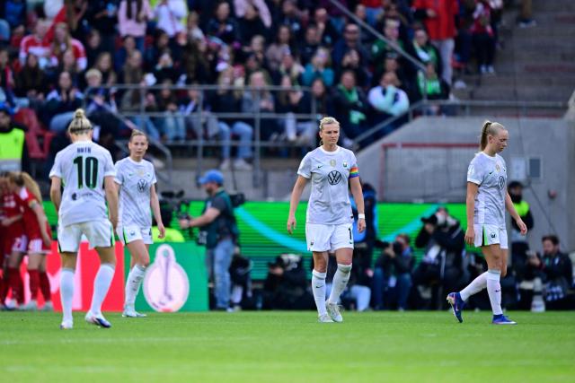 VfL Wolfsburg's German forward #11 Alexandra Popp (2nd R) reacts during the Women's German Cup (DFB-Pokal) final football match between VfL Wolfsburg and FC Bayern Munich in Cologne, western Germany, on Mai 14, 2026. (Photo by INA FASSBENDER / AFP) / DFB REGULATIONS PROHIBIT ANY USE OF PHOTOGRAPHS AS IMAGE SEQUENCES AND QUASI-VIDEO.