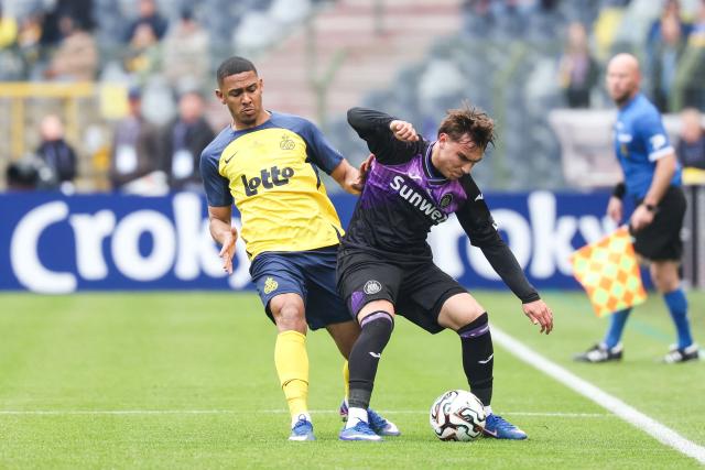 Royale Union Saint-Gilloise's Brazilian forward #11 Guilherme Smith (L) fights for the ball with RSC Anderlecht's Serbian forward #09 Mihajlo Cvetkovic during the Belgian "Croky Cup" football final match between Royale Union Saint-Gilloise and RSC Anderlecht in Brussels on May 14, 2026. (Photo by VIRGINIE LEFOUR / BELGA / AFP) / Belgium OUT