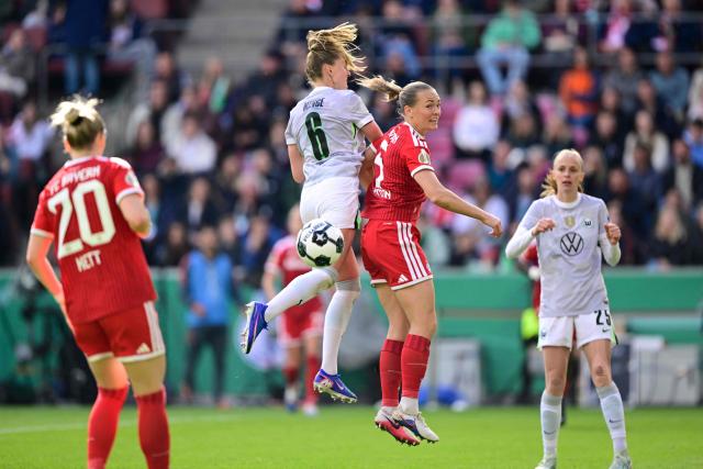 VfL Wolfsburg's German midfielder #06 Janina Minge (2nd L) Bayern Munich's Swedish defender #05 Magdalena Eriksson (2nd R) vie for the ball during the Women's German Cup (DFB-Pokal) final football match between VfL Wolfsburg and FC Bayern Munich in Cologne, western Germany, on Mai 14, 2026. (Photo by INA FASSBENDER / AFP) / DFB REGULATIONS PROHIBIT ANY USE OF PHOTOGRAPHS AS IMAGE SEQUENCES AND QUASI-VIDEO.