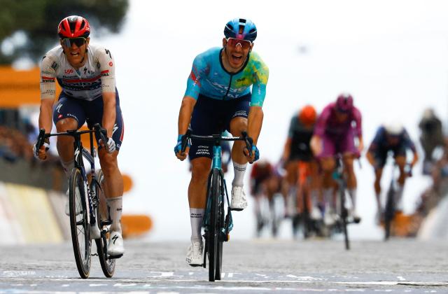 XDS Astana Team Italian rider Davide Ballerini (R)sprint to win with Jasper Soudal Quick-Step Belgian rider Jasper Stuyven during the 6th stage of the Giro d'Italia 2026 - Tour of Italy cycling race between Paestum and Naples, southern Italy on May 14, 2026. (Photo by Luca Bettini / AFP)
