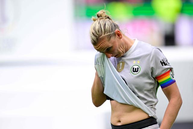 VfL Wolfsburg's German forward #11 Alexandra Popp reacts after the end of the Women's German Cup (DFB-Pokal) final football match between VfL Wolfsburg and FC Bayern Munich in Cologne, western Germany, on Mai 14, 2026. (Photo by INA FASSBENDER / AFP) / DFB REGULATIONS PROHIBIT ANY USE OF PHOTOGRAPHS AS IMAGE SEQUENCES AND QUASI-VIDEO.