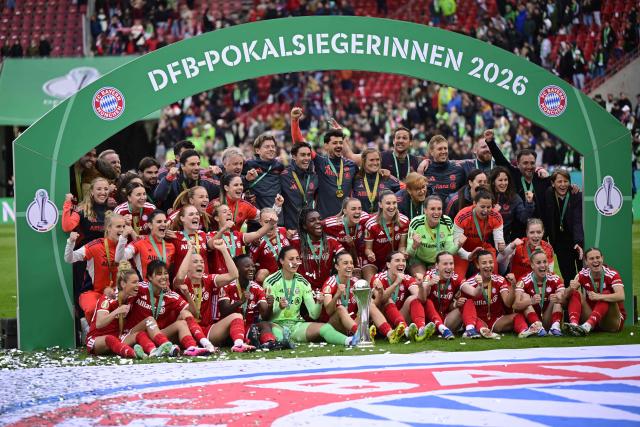 Team FC Bayern Munich celebrates winning the Women's German Cup (DFB-Pokal) final football match between VfL Wolfsburg and FC Bayern Munich in Cologne, western Germany, on Mai 14, 2026. (Photo by INA FASSBENDER / AFP) / DFB REGULATIONS PROHIBIT ANY USE OF PHOTOGRAPHS AS IMAGE SEQUENCES AND QUASI-VIDEO.