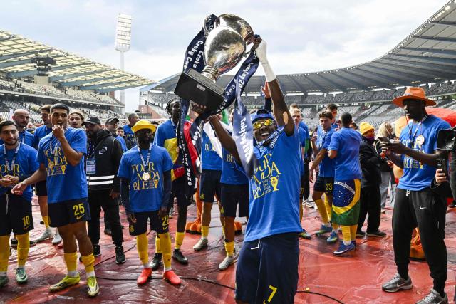 Royale Union Saint-Gilloise's Brazilian forward #11 Guilherme Smith (C) lifts the Croky Cup as he celebrates his teams victory at the end of the Belgian "Croky Cup" football final match between Royale Union Saint-Gilloise and RSC Anderlecht in Brussels on May 14, 2026. (Photo by Tom Goyvaerts / BELGA / AFP) / Belgium OUT