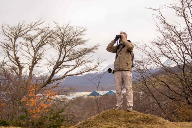 Argentine tourist guide specializing in birdwatching and nature photography Esteban Daniels observes birds such as the white-lined hawk (Daptrius albogularis) and other carrion birds at a municipal landfill in Ushuaia, Tierra del Fuego province, Argentina, on May 14, 2026. A team of Argentine scientists will travel to the southern port city of Ushuaia next week to determine whether hantavirus is present there, health authorities said on May 14. (Photo by CRISTIAN URRUTIA / AFP)