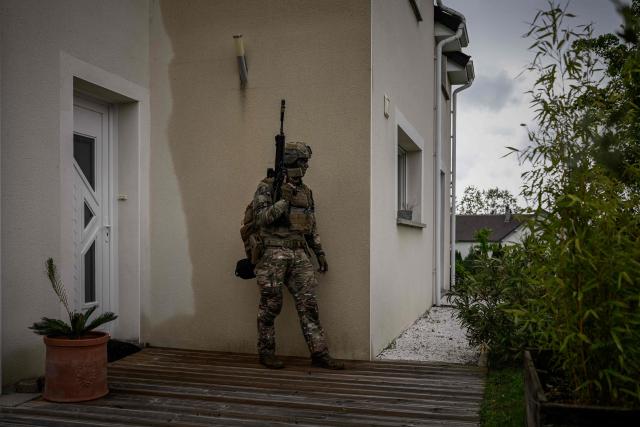 A French Foreign Legion paratrooper from the 2nd Foreign Parachute Regiment (2e REP) moves along the wall of a residential house during a urban assault exercise in La Souterraine, central France, on May 14, 2026. The exercise, running from May 11 to 20 across Nouvelle-Aquitaine and Centre-Val de Loire, tests short-notice redeployment and interoperability between air and ground components — capabilities central to France's contribution to NATO rapid-reaction forces. (Photo by Philippe LOPEZ / AFP)