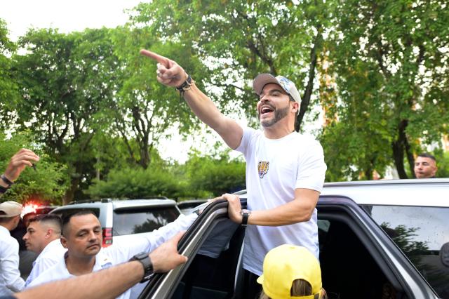 Colombia's right-wing presidential candidate Abelardo de la Espriella, from the Defensores de la Patria movement, gestures to supporters as he arrives for a campaign rally in Cali, Colombia on May 14, 2026. Colombia will hold presidential elections on May 31. (Photo by Joaquin SARMIENTO / AFP)