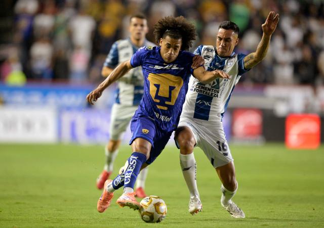 Pumas' Panamanian midfielder #28 Adalberto Carrasquilla and Pachuca's Colombian midfielder #16 Christian Rivera fight for the ball during the Liga MX Clausura semifinal first-leg football match between Pachuca and Pumas in Pachuca, Mexico on May 14, 2026. (Photo by Alfredo ESTRELLA / AFP)