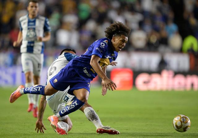 Pumas' Panamanian midfielder #28 Adalberto Carrasquilla and Pachuca's Colombian midfielder #16 Christian Rivera fight for the ball during the Liga MX Clausura semifinal first-leg football match between Pachuca and Pumas in Pachuca, Mexico on May 14, 2026. (Photo by Alfredo ESTRELLA / AFP)
