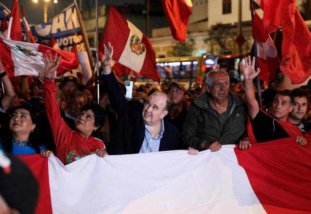 Peru's presidential candidate for the Renovacion Popular party, Rafael Lopez Aliaga, greets supporters as he leads a rally to protest alleged irregularities in the recent elections in Lima on May 14, 2026. (Photo by Connie FRANCE / AFP)