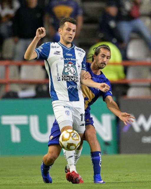 Pachuca's Moroccan forward #11 Oussama Idrissi and Pumas' defender #02 Pablo Bennevendo fight for the ball during the Liga MX Clausura semifinal first-leg football match between Pachuca and Pumas in Pachuca, Mexico on May 14, 2026. (Photo by Alfredo ESTRELLA / AFP)