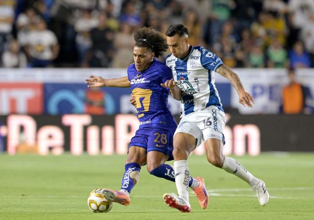 Pumas' Panamanian midfielder #28 Adalberto Carrasquilla and Pachuca's Colombian midfielder #16 Christian Rivera fight for the ball during the Liga MX Clausura semifinal first-leg football match between Pachuca and Pumas in Pachuca, Mexico on May 14, 2026. (Photo by Alfredo ESTRELLA / AFP)