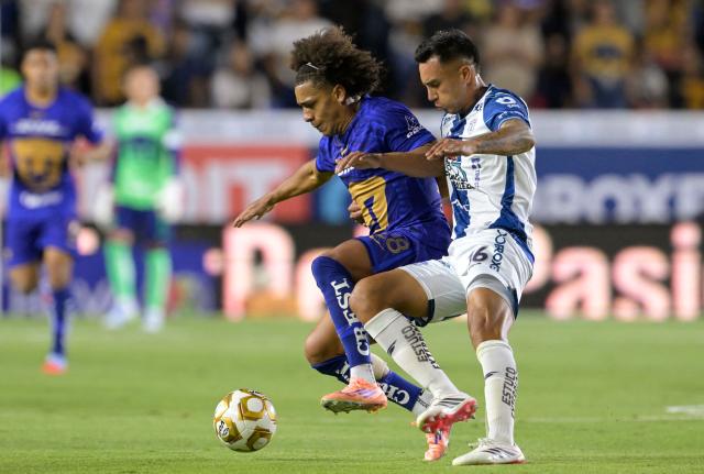 Pumas' Panamanian midfielder #28 Adalberto Carrasquilla and Pachuca's Colombian midfielder #16 Christian Rivera fight for the ball during the Liga MX Clausura semifinal first-leg football match between Pachuca and Pumas in Pachuca, Mexico on May 14, 2026. (Photo by Alfredo ESTRELLA / AFP)