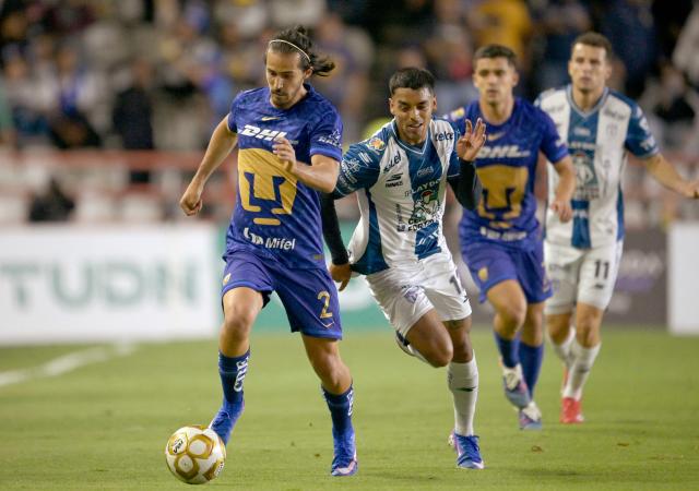 Pumas' defender #02 Pablo Bennevendo and Pachuca's defender #12 Brian Garcia fight for the ball during the Liga MX Clausura semifinal first-leg football match between Pachuca and Pumas in Pachuca, Mexico on May 14, 2026. (Photo by Alfredo ESTRELLA / AFP)