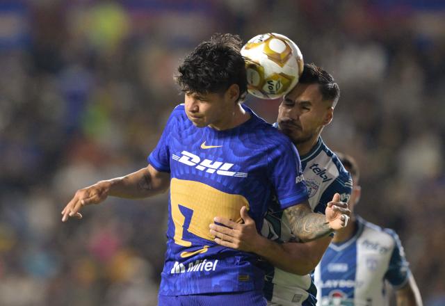Pumas' Paraguayan forward #31 Robert Morales and Pachuca's Argentine defender #02 Sergio Barreto fight for the ball during the Liga MX Clausura semifinal first-leg football match between Pachuca and Pumas in Pachuca, Mexico on May 14, 2026. (Photo by Alfredo ESTRELLA / AFP)