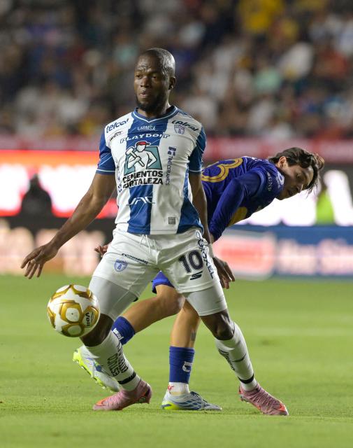 Pachuca's Ecuadorian forward #10 Enner Valencia and Pumas' midfielder #33 Jordan Carrillo fight for the ball during the Liga MX Clausura semifinal first-leg football match between Pachuca and Pumas in Pachuca, Mexico on May 14, 2026. (Photo by Alfredo ESTRELLA / AFP)