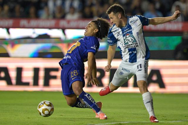 Pumas' Panamanian midfielder #28 Adalberto Carrasquilla and Pachuca's Moroccan forward #11 Oussama Idrissi fight for the ball during the Liga MX Clausura semifinal first-leg football match between Pachuca and Pumas in Pachuca, Mexico on May 14, 2026. (Photo by Alfredo ESTRELLA / AFP)