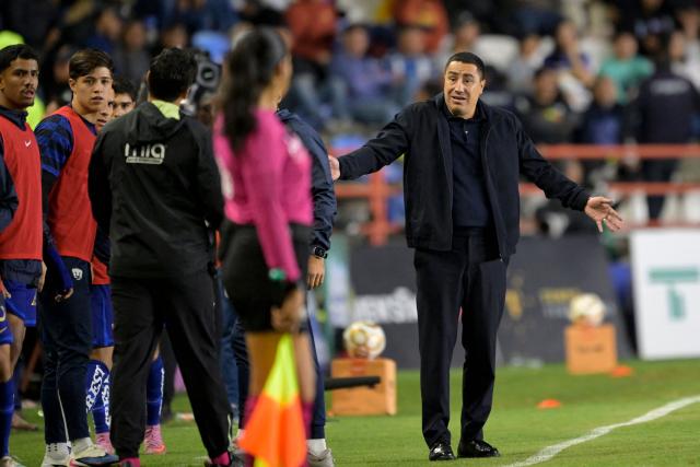 Pumas' head coach Efrain Juarez gestures during the Liga MX Clausura semifinal first-leg football match between Pachuca and Pumas in Pachuca, Mexico on May 14, 2026. (Photo by Alfredo ESTRELLA / AFP)