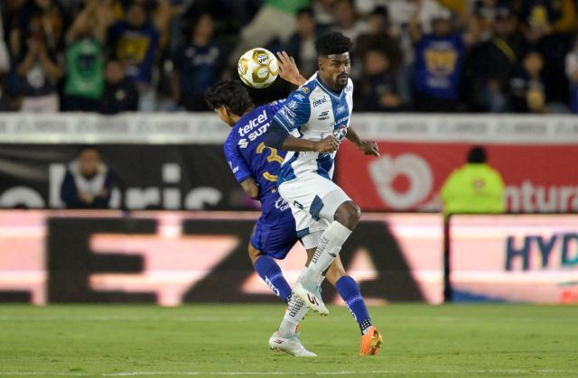 Pumas' Paraguayan forward #31 Robert Morales (L) and Pachuca's Brazilian defender #04 Eduardo Bauermann fight for the ball during the Liga MX Clausura semifinal first-leg football match between Pachuca and Pumas in Pachuca, Mexico on May 14, 2026. (Photo by Alfredo ESTRELLA / AFP)