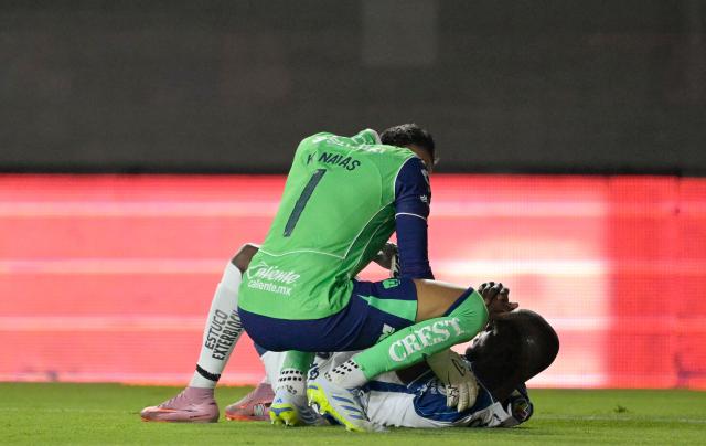Pumas' Costa Rican goalkeeper #01 Keylor Navas helps Pachuca's Ecuadorian forward #10 Enner Valencia during the Liga MX Clausura semifinal first-leg football match between Pachuca and Pumas in Pachuca, Mexico on May 14, 2026. (Photo by Alfredo ESTRELLA / AFP)