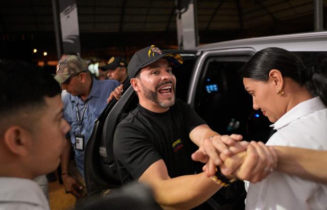 Colombia's right-wing presidential candidate Abelardo de la Espriella, from the Defensores de la Patria movement, greets supporters during a campaign rally in Cali, Colombia on May 14, 2026. Colombia will hold presidential elections on May 31. (Photo by JOAQUIN SARMIENTO / AFP)