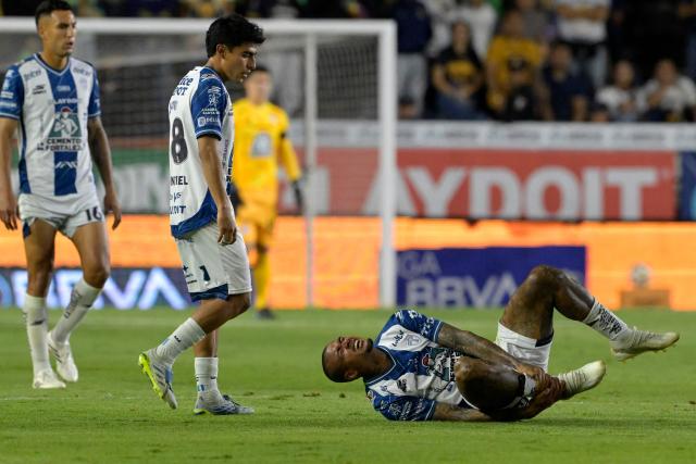 Pachuca's Brazilian forward #29 Kenedy (R) reacts on the ground during the Liga MX Clausura semifinal first-leg football match between Pachuca and Pumas in Pachuca, Mexico on May 14, 2026. (Photo by Alfredo ESTRELLA / AFP)