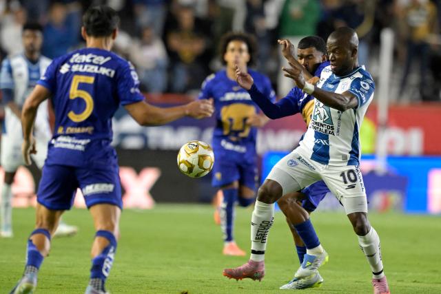 Pachuca's Ecuadorian forward #10 Enner Valencia (R) and Pumas' Ecuadorian midfielder #45 Pedro Vite (C) fight for the ball during the Liga MX Clausura semifinal first-leg football match between Pachuca and Pumas in Pachuca, Mexico on May 14, 2026. (Photo by Alfredo ESTRELLA / AFP)