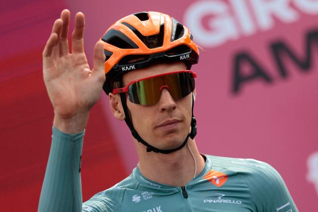 INEOS Grenadiers Dutch rider Thymen Arensman waves during the presentation prior the 7th stage of the Giro d'Italia 2026 - Tour of Italy cycling race between Formia and Blockhaus, Italy, on May 15, 2026. (Photo by Luca Bettini / AFP)