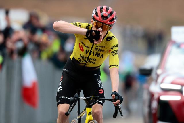 Team Visma Lease a Bike Danish rider Jonas Vingegaard celebrates as he crosses the finish line to win the 7th stage of the Giro d'Italia 2026 - Tour of Italy cycling race between Formia and Blockhaus, Italy, on May 15, 2026. (Photo by Luca Bettini / AFP)