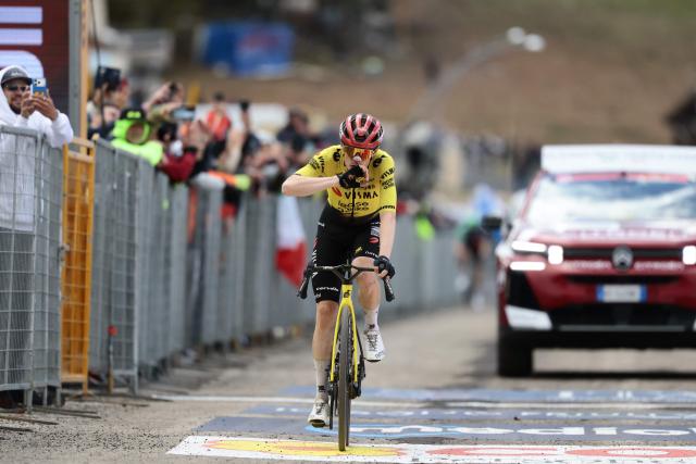 Team Visma Lease a Bike Danish rider Jonas Vingegaard celebrates as he crosses the finish line to win the 7th stage of the Giro d'Italia 2026 - Tour of Italy cycling race between Formia and Blockhaus, Italy, on May 15, 2026. (Photo by Luca Bettini / AFP)