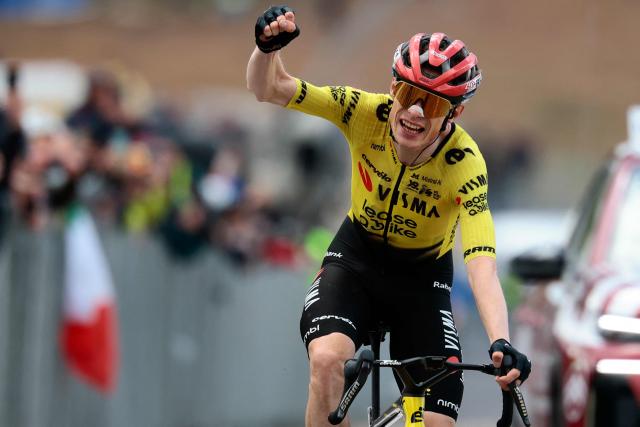 Team Visma Lease a Bike Danish rider Jonas Vingegaard celebrates as he crosses the finish line to win the 7th stage of the Giro d'Italia 2026 - Tour of Italy cycling race between Formia and Blockhaus, Italy, on May 15, 2026. (Photo by Luca Bettini / AFP)