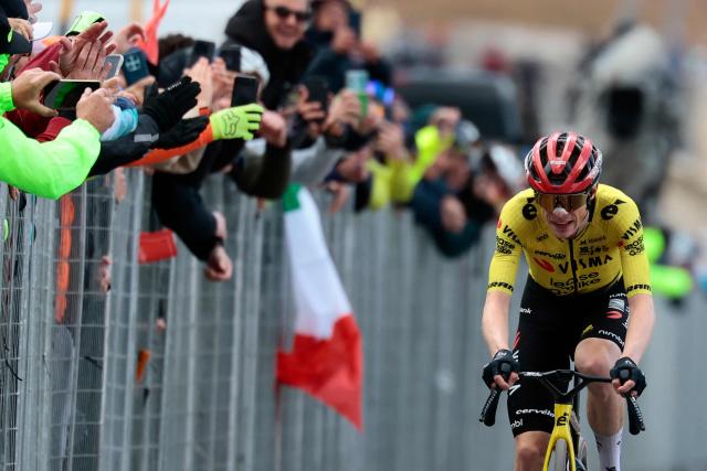 Team Visma Lease a Bike Danish rider Jonas Vingegaard rides to the finish line to win the 7th stage of the Giro d'Italia 2026 - Tour of Italy cycling race between Formia and Blockhaus, Italy, on May 15, 2026. (Photo by Luca Bettini / AFP)