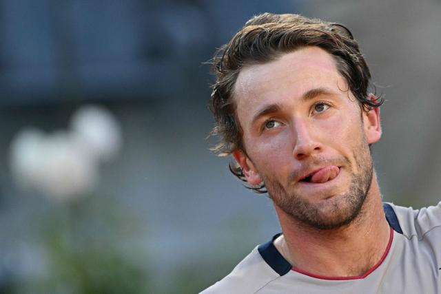 TOPSHOT - Norway's Casper Ruud celebrates after winning the semi-final against Italy's Luciano Darderi during the ATP Rome Open tennis tournament at Foro Italico in Rome on May 15, 2026. (Photo by Tiziana FABI / AFP)