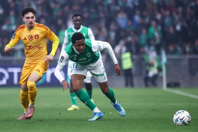 Rodez’ French defender #25 Nolan Galves (L) fights for the ball with Saint Etienne’s English forward #17 Joshua Duffus (C) during the French L1-L2 playoff second leg football match between AS Saint-Etienne and Rodez at the stade Geoffroy Guichard in Saint-Etienne, south-eastern France on May 15, 2026. (Photo by Alex MARTIN / AFP)