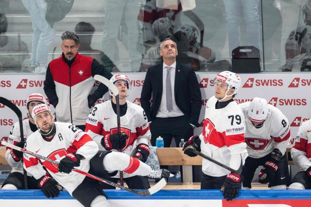 Switzerland's head coach Jan Cadieux (C) reacts during the group A match between USA and Switzerland at the IIHF Ice Hockey Men's World Championship in the Swiss Life Arena, in Zurich, on May 15, 2026. (Photo by ENNIO LEANZA / AFP)