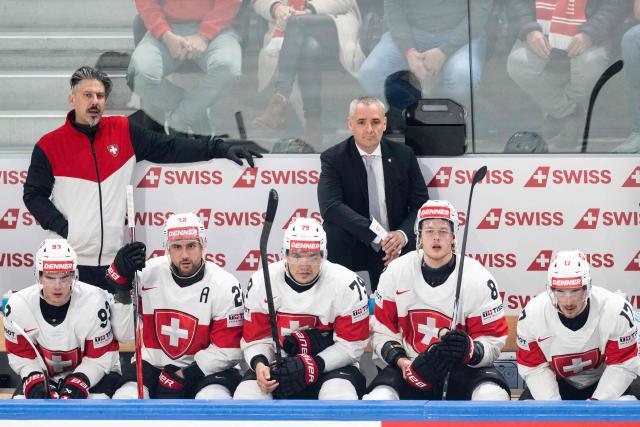 Switzerland's head coach Jan Cadieux (C) looks on during the group A match between USA and Switzerland at the IIHF Ice Hockey Men's World Championship in the Swiss Life Arena, in Zurich, on May 15, 2026. (Photo by ENNIO LEANZA / AFP)