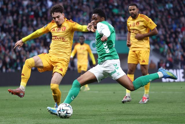 Rodez’ French defender #25 Nolan Galves (L) fights for the ball with Saint Etienne’s English forward #17 Joshua Duffus (C) during the French L1-L2 playoff second leg football match between AS Saint-Etienne and Rodez at the stade Geoffroy Guichard in Saint-Etienne, south-eastern France on May 15, 2026. (Photo by Alex MARTIN / AFP)