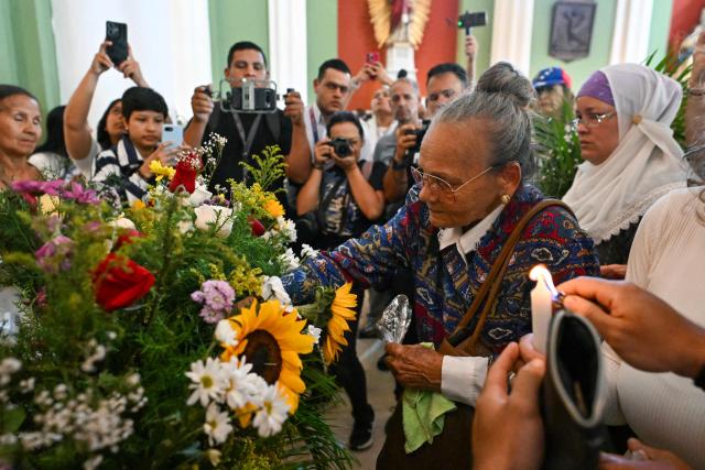 Carmen Navas (C), the mother of the late political prisoner Victor Quero Navas, attends a mass in his honor in Caracas on May 15, 2026. Venezuela's prisons ministry last May 7 acknowledged the death in custody of political prisoner Victor Hugo Quero Navas, 51, nearly a year after his passing and after his mother spent months searching for him. (Photo by Juan BARRETO / AFP)