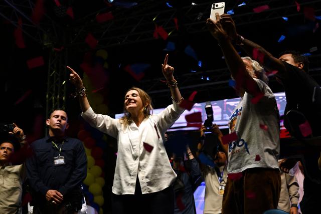 Colombia's presidential candidate Paloma Valencia (C), of the Centro Democratico party, gestures to supporters during a campaign rally in Cali, Colombia on May 15, 2026. Colombia will hold presidential elections on May 31. (Photo by JOAQUIN SARMIENTO / AFP)