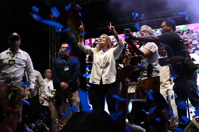 Colombia's presidential candidate Paloma Valencia (C), of the Centro Democratico party, gestures to supporters during a campaign rally in Cali, Colombia on May 15, 2026. Colombia will hold presidential elections on May 31. (Photo by JOAQUIN SARMIENTO / AFP)